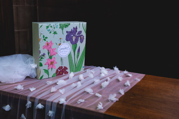 PBV9017-300 EInlagiger Schleier mit 3D-Blüten und Perlen