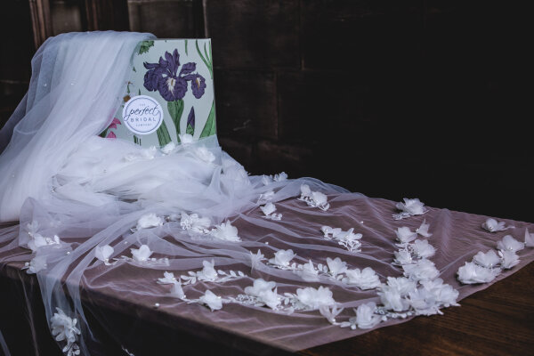 PBV9030-300 Einlagiger Schleier mit 3D-Blüten und -Blättern 300cm